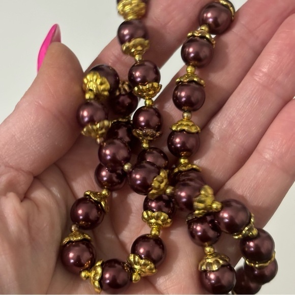 Vintage faux glass pearl with gold metal accents and chain - Picture 3 of 7